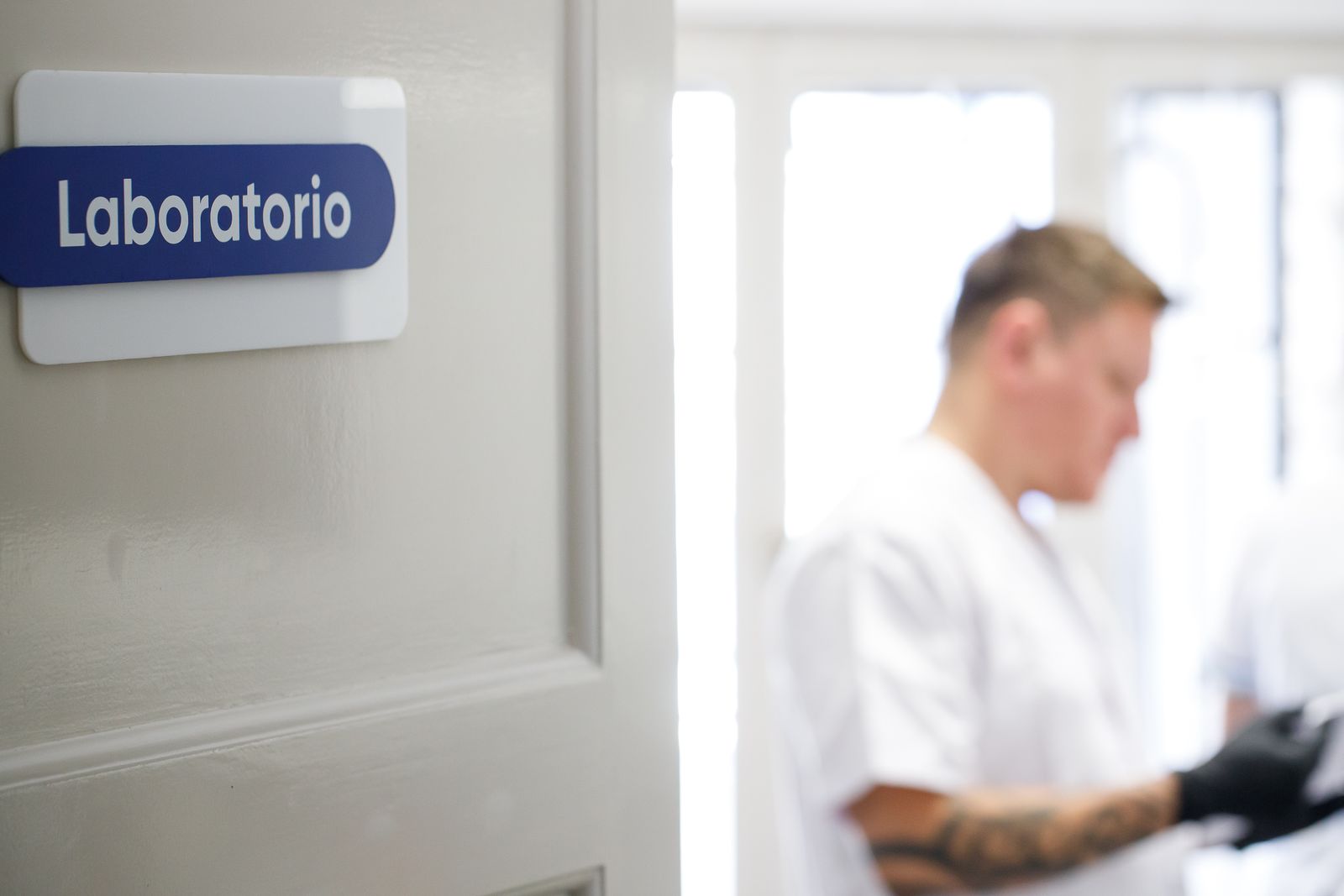Puerta del laboratorio de ByB Laboratorio con un profesional trabajando