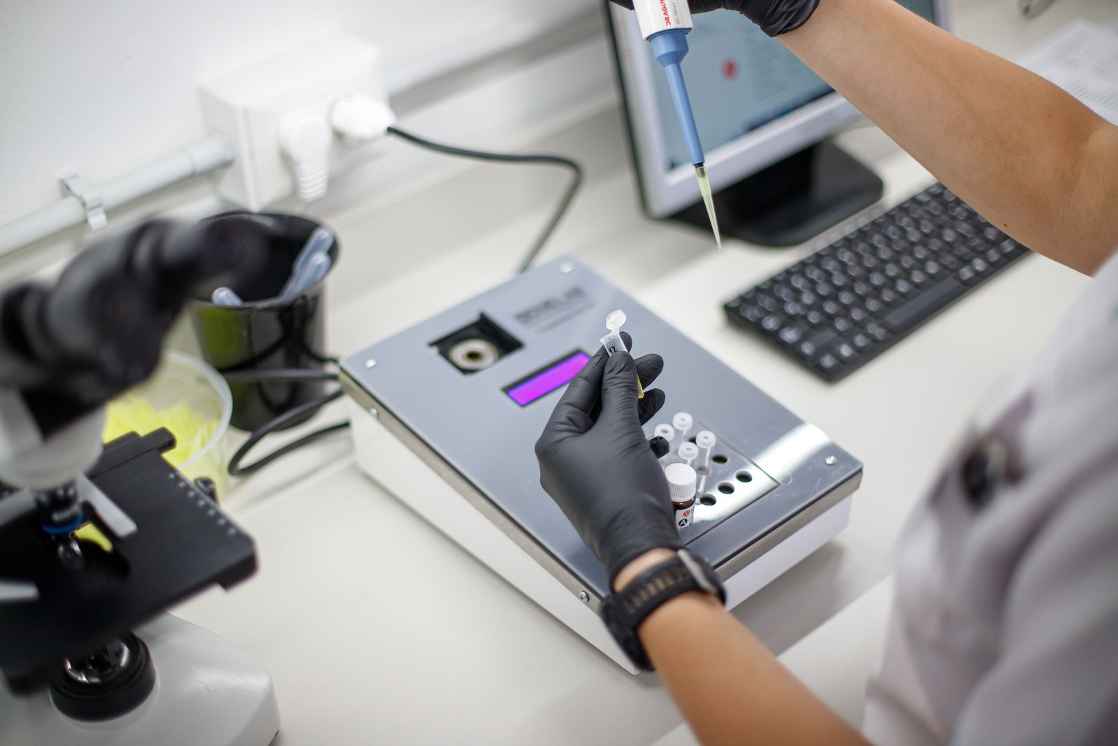 Análisis al microscopio en ByB Laboratorio, con servicio en Los Reartes